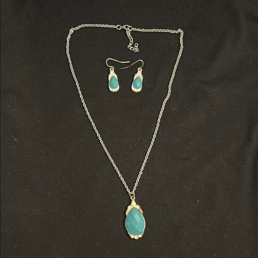 Vintage Avon Silver and Blue Necklace with Elegant Pendant and earrings set